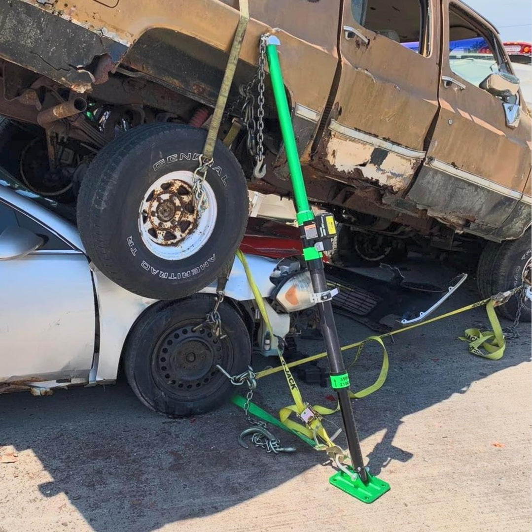 Mighty Struts stabilizing the back of an an SUV on top of another vehicle using a chain sling and combo head. 